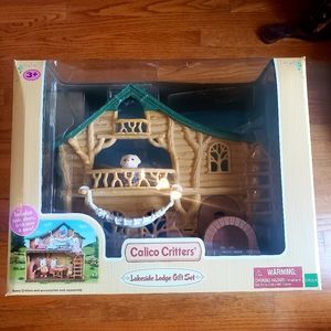 Calico Critters Lakeside Lodge Gift Set-BRAND NEW STILL IN ORIGINAL BOX